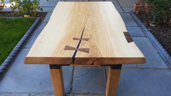 Coffee table with 2 bow-ties
